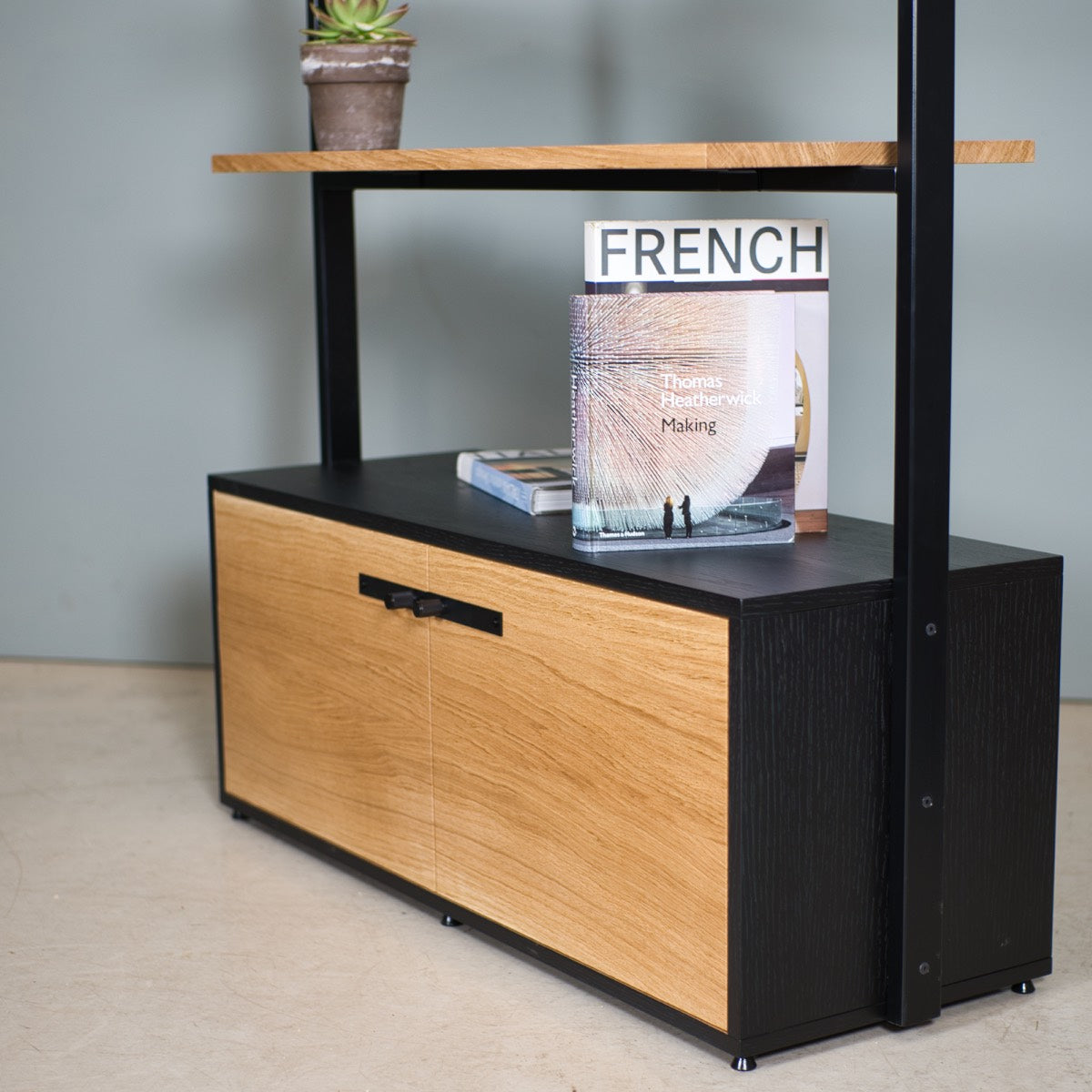 Black Oak Bookshelf, Quin