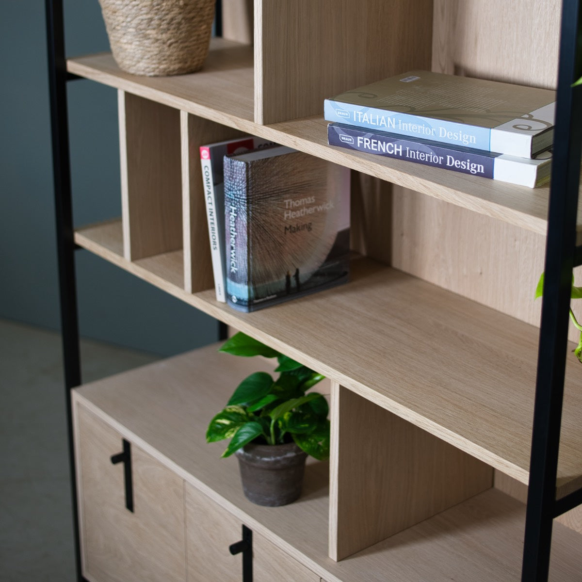 White Oak Shelves, Oslo