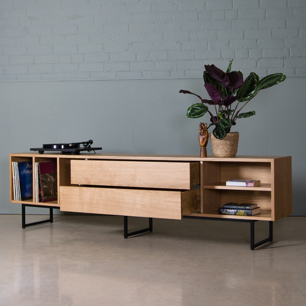 Oak Record Player Cabinet, Arte