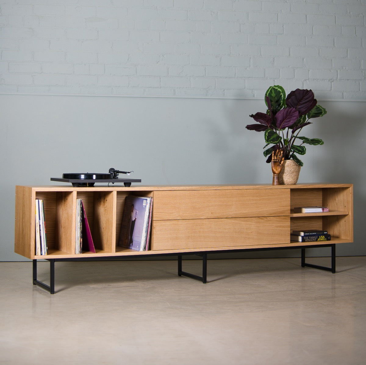Oak Record Player Cabinet, Arte